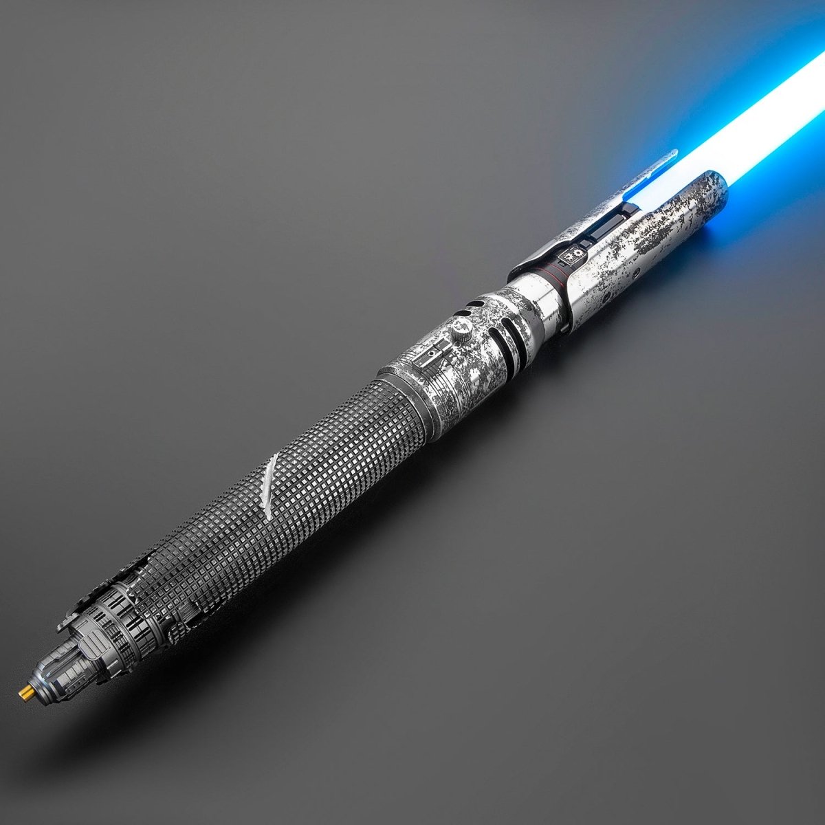 Distressed double-bladed lightsaber with rugged finish – Battle Sabers